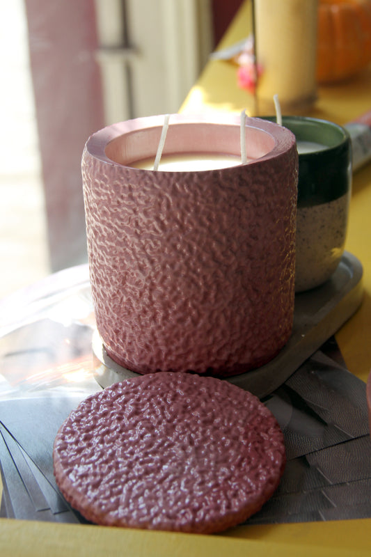 Χειροποίητο πορσελάνινο κερί σόγιας με άρωμα vanilla caramel, ροζ textured hammered finish με καπάκι, Ethyrhome Βύρωνας